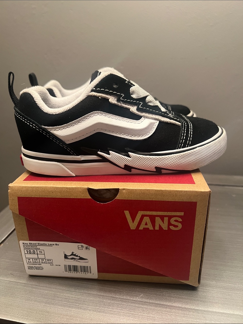 Vans Knu Skool Elastic Lace Bolt. Black and white. Toddler size 10
